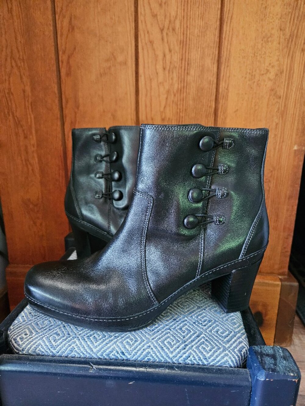 Clark's Mika Tara Ankle Boots, Black Leather, Size 9.5W, Excellent Condition!